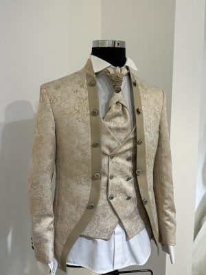 Costume beige marié col mao en vente en ligne ou en boutique chez Keya mariage Mulhouse