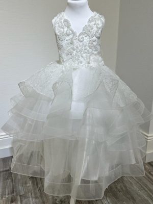Robe de princesse avec cerceau et dentelle - Vente en boutique chez Keya Mariage Mulhouse et sur le site internet