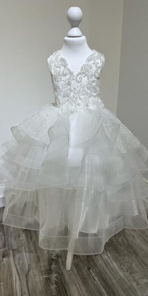 Robe de princesse avec cerceau et dentelle - Vente en boutique chez Keya Mariage Mulhouse et sur le site internet