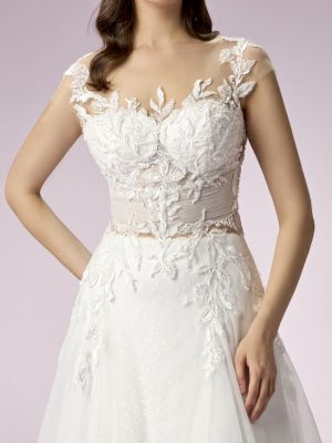 Robe de mariée à bustier fleuri avec une traîne en tulle