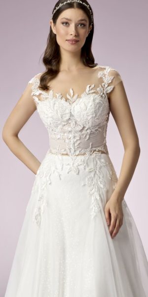 Robe de mariée à bustier fleuri avec une traîne en tulle