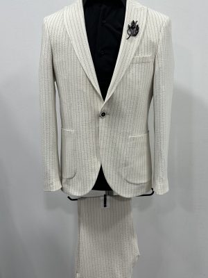 Costume blanc à rayures chez Keya Mariage Mulhouse