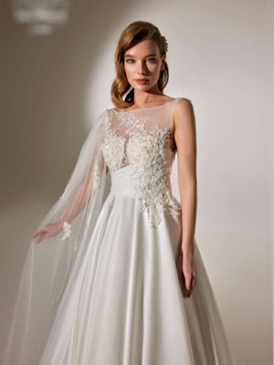 Robe de mariée satin et dentelle chez Keya mariage Mulhouse