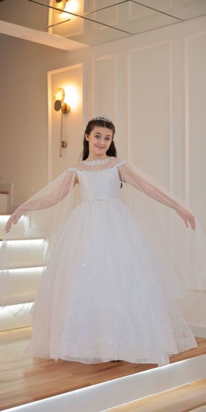 Robe princesse blanche avec tulle sur les bras chez Keya mariage Mulhouse