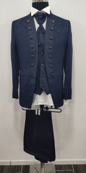Costume col mao style baroque chez Keya mariage Mulhouse