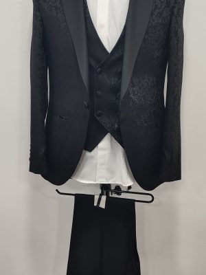 Costume marié à motifs et col satin chez Keya mariage Mulhouse.