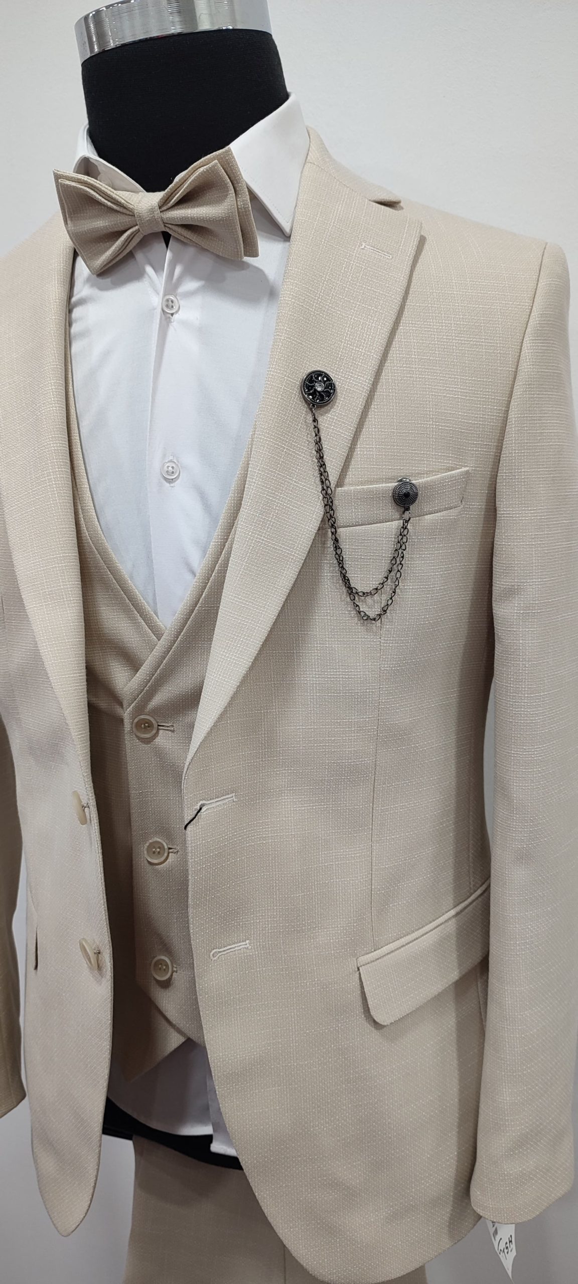 detail-costume-beige-accessoires-chaine.jpg