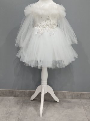 Robe blanche enfant avec tulle sur les côtés chez Keya mariage Mulhouse