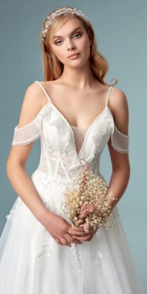 Robe de mariée à col bateau et bretelles chez Keya mariage Mulhouse