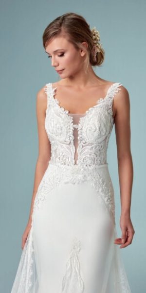 Robe de mariée avec collier dans le dos chez Keya mariage Mulhouse