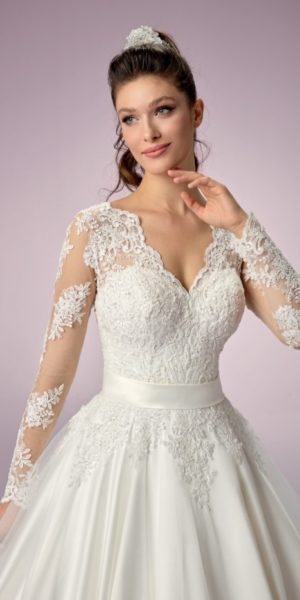 Robe de mariée satin manches en dentelle chez Keya mariage Mulhouse