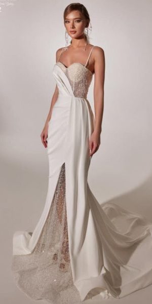 Robe de mariée sirène ivoire Aurora de Keya mariage avec bustier perlé et fente drapée.