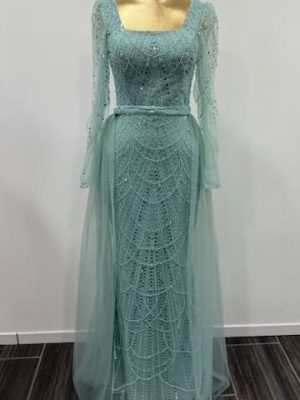 Robe de soirée avec manches à strass et surjupe chez Keya Mariage Mulhouse