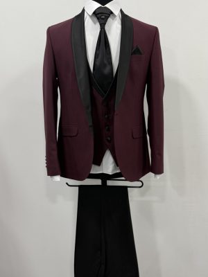 Costume bordeaux col satin noir chez Keya Mariage Mulhouse