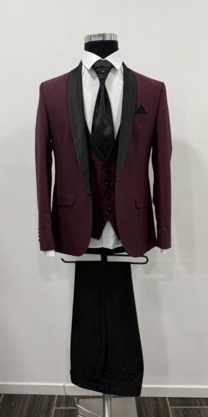 Costume bordeaux col satin noir chez Keya Mariage Mulhouse