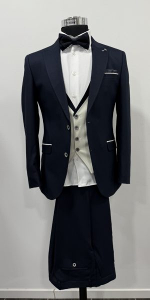 Costume bleu marine avec gilet ivoire chez Keya Mariage Mulhouse