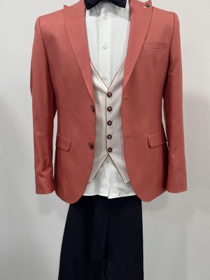 Costume rose corail avec gilet blanc chez Keya Mariage Mulhouse