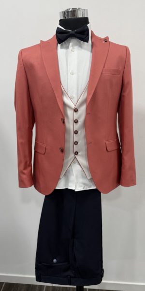 Costume rose corail avec gilet blanc chez Keya Mariage Mulhouse