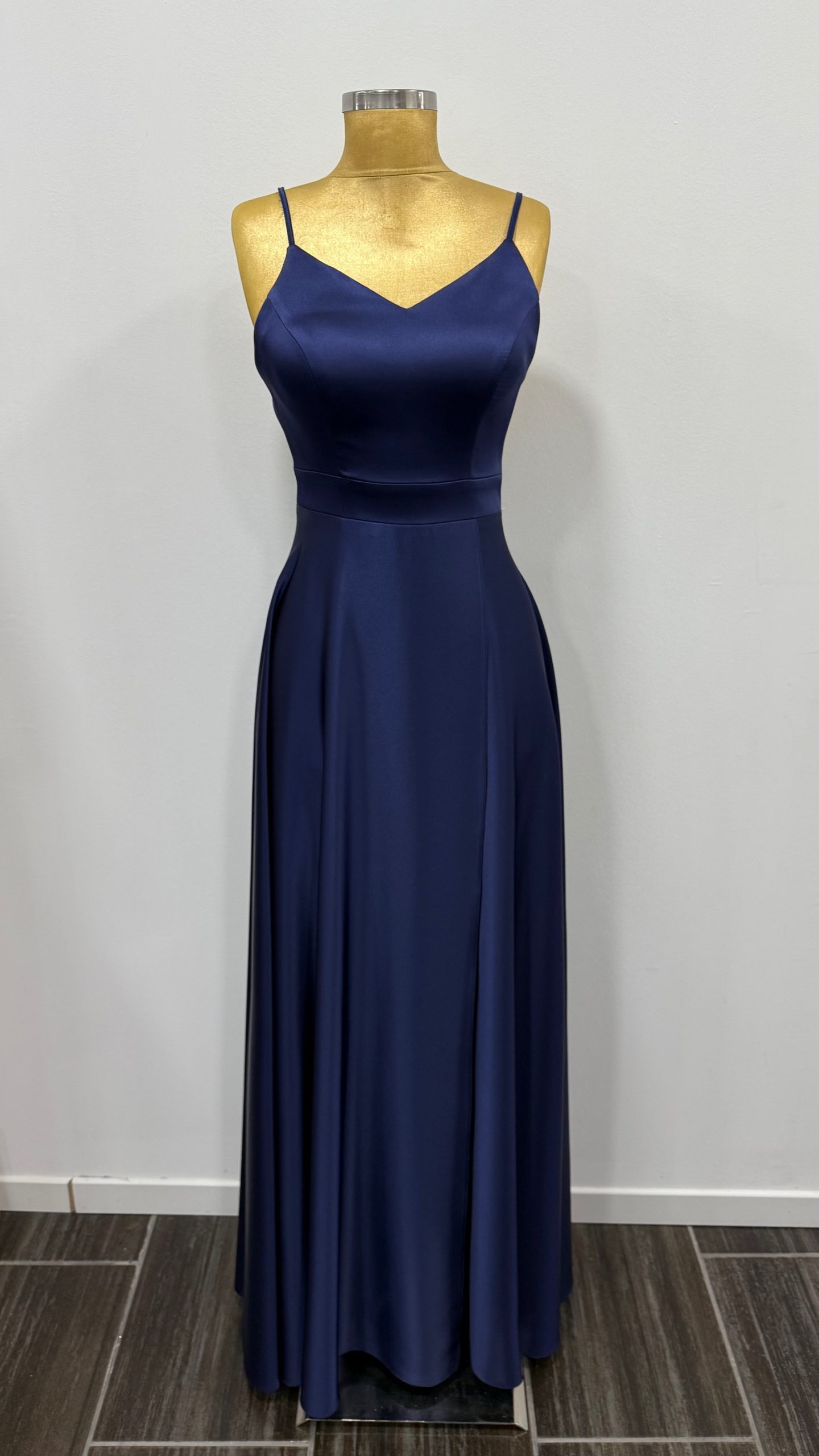 Robe de demoiselle d'honneur en satin bleu marine chic et intemporel, Keya Mariage Mulhouse.