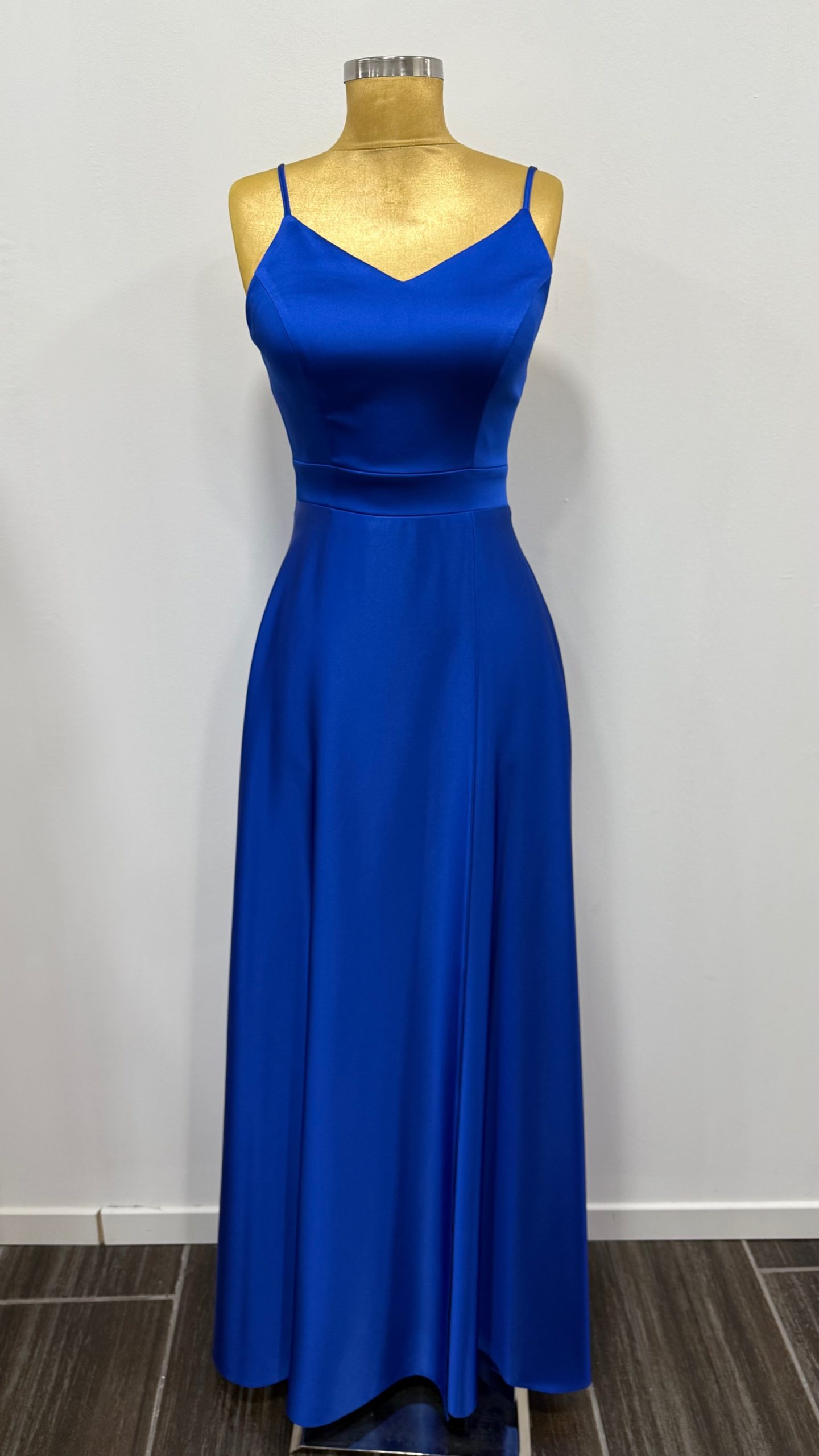 Robe de demoiselle d'honneur en satin bleu roi lumineux, Keya Mariage Mulhouse.
