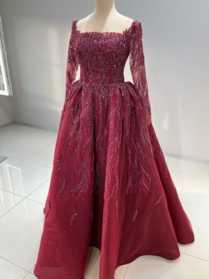 Robe de princesse bordo sur mesures chez Keya mariage Mulhouse