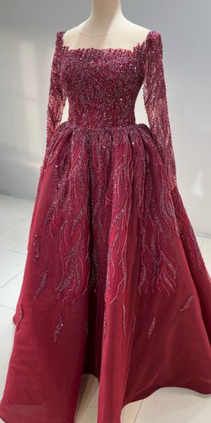 Robe de princesse bordo sur mesures chez Keya mariage Mulhouse