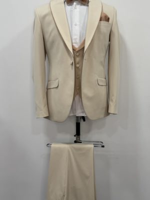 Costume beige clair à détails brillants chez Keya Mariage Mulhouse