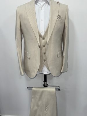Costume homme beige à fines rayures blanches chez Keya Mariage Mulhouse