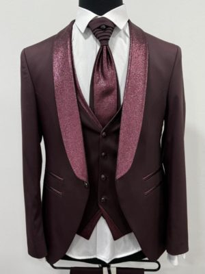 Costume homme col satiné brillant bordeaux chez Keya mariage Mulhouse