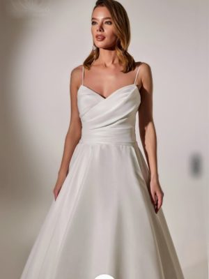 Robe de mariée satin à fines bretelles chez Keya mariage Mulhouse
