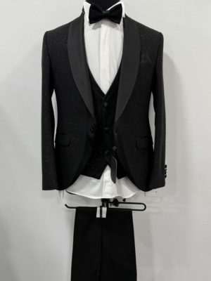 Costume homme noir brillant col satin chez Keya mariage Mulhouse