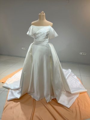 Robe de mariée sur mesures avec sur jupe Amandine chez Keya mariage Mulhouse