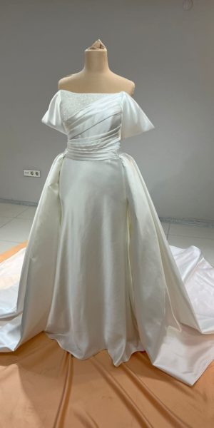 Robe de mariée sur mesures avec sur jupe Amandine chez Keya mariage Mulhouse