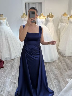 Robe de soirée satin col carré chez Keya mariage Mulhouse