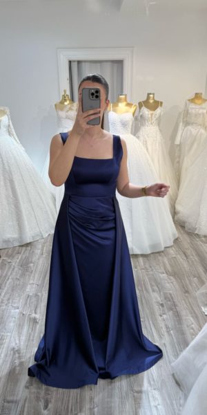 Robe de soirée satin col carré chez Keya mariage Mulhouse