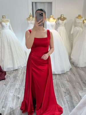 Robe de soirée satin col carré chez Keya Mariage Mulhouse