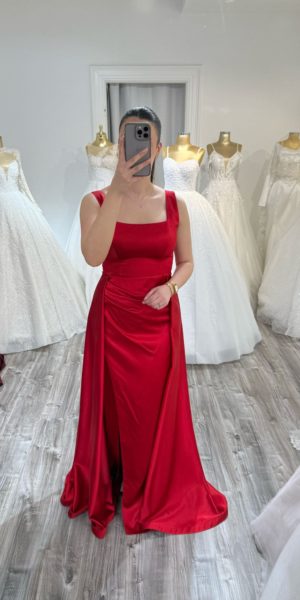 Robe de soirée satin col carré chez Keya Mariage Mulhouse