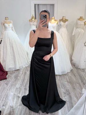 Robe de soirée satin col carré chez Keya Mariage Mulhouse