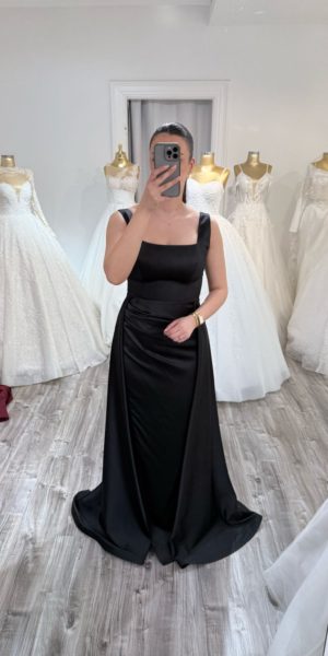 Robe de soirée satin col carré chez Keya Mariage Mulhouse
