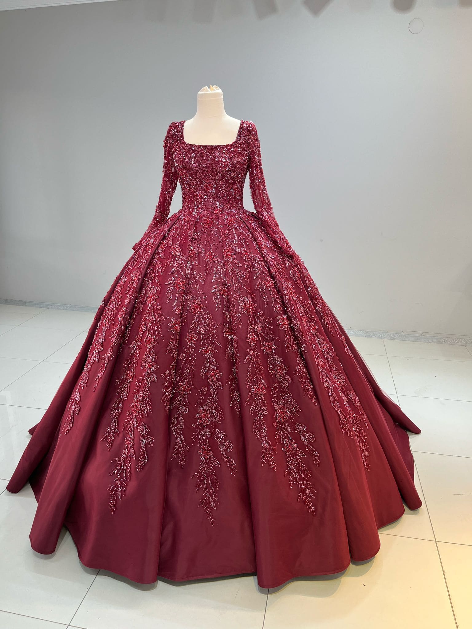 Robe de princesse bordo sur mesures Birgul chez Keya mariage Mulhouse