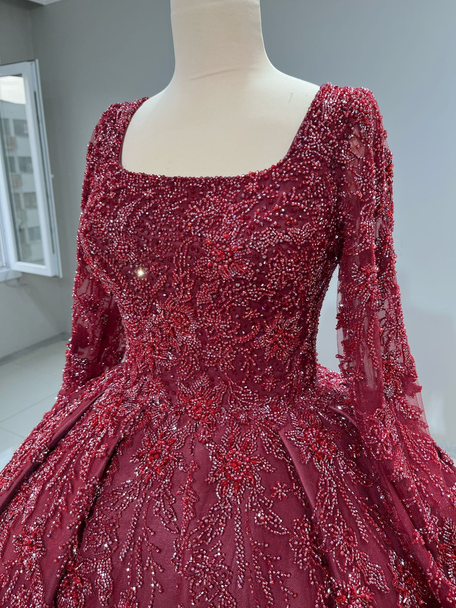 Robe de princesse bordo sur mesures Birgul chez Keya mariage Mulhouse