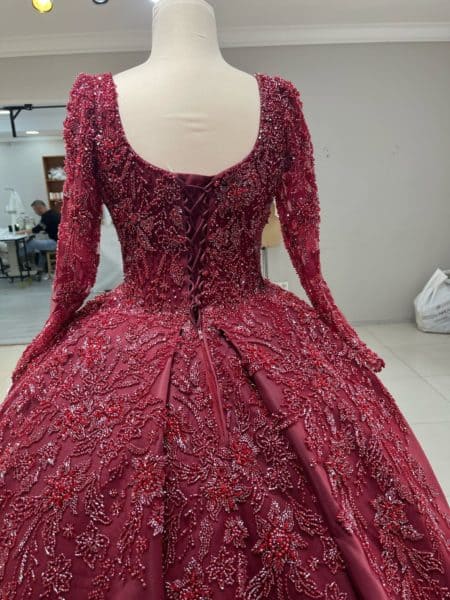 Dos de la robe de mariée princesse Birgul couleur bordeaux avec laçage et dentelle perlée