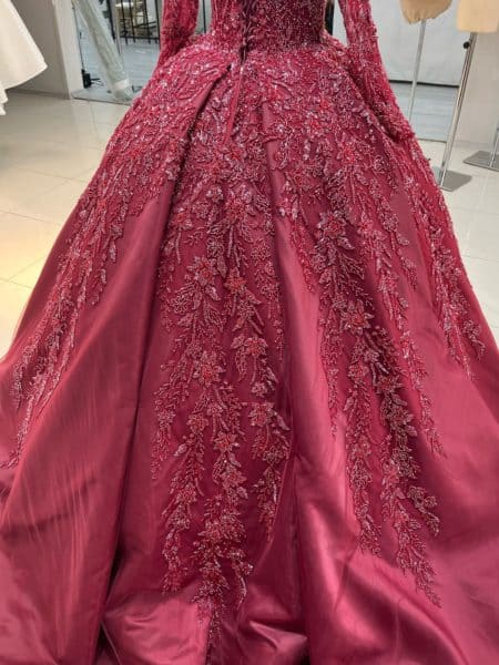 Détail de la traîne majestueuse de la robe de mariée princesse Birgul bordeaux, ornée de broderies florales perlées