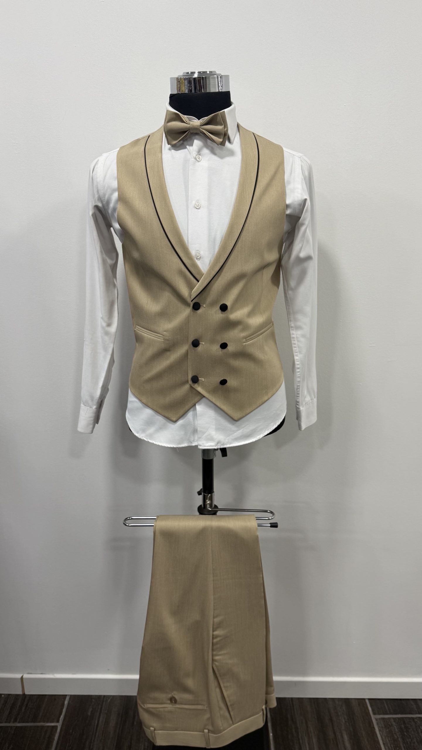 Costume camel à col noir chez Keya Mariage