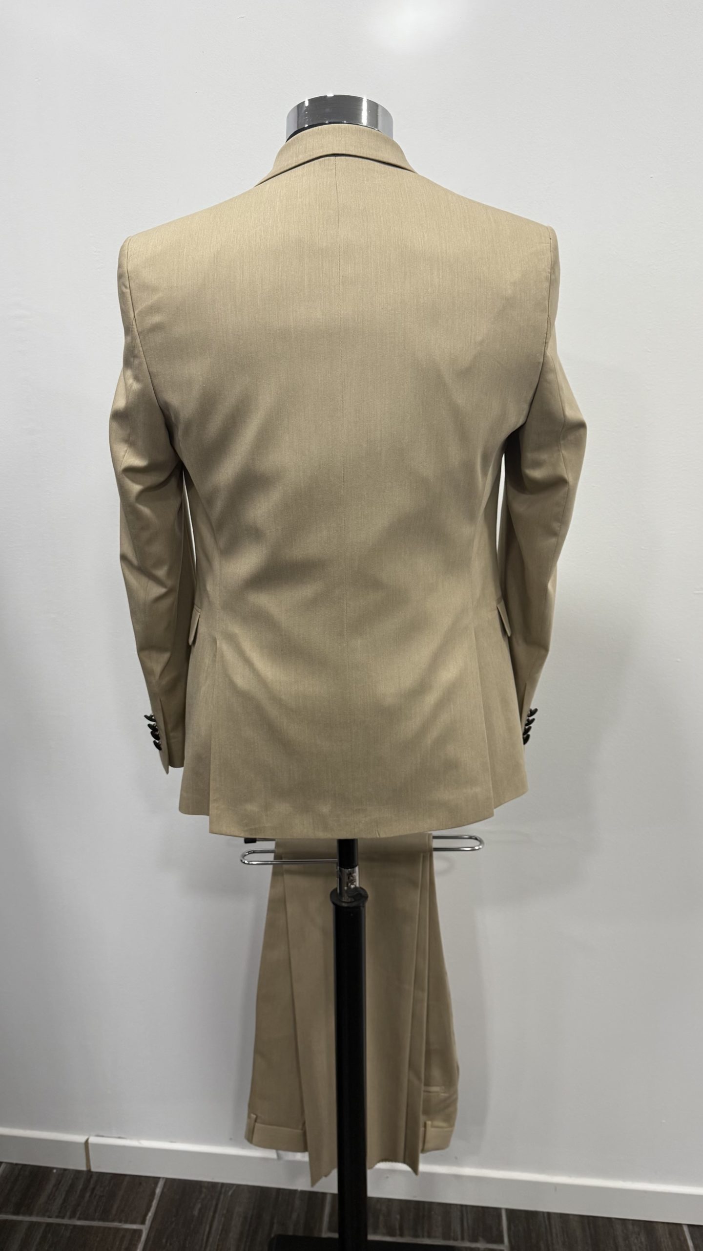 Costume camel à col noir chez Keya Mariage