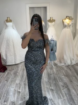 Robe sirène pailletée avec détails en plumes chez Keya Mariage Mulhouse