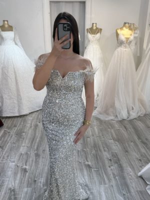 Robe sirène pailletée avec détails en plumes