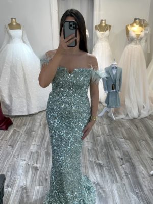 Robe sirène pailletée avec détails en plumes