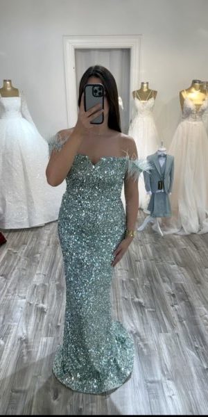 Robe sirène pailletée avec plumes - vert d'eau chez Keya mariage Mulhouse