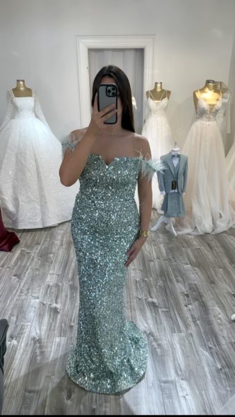 Robe sirène pailletée avec plumes - vert d'eau chez Keya mariage Mulhouse